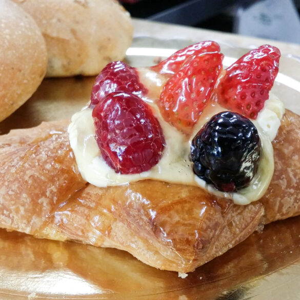 Brioche con crema e frutta fresca